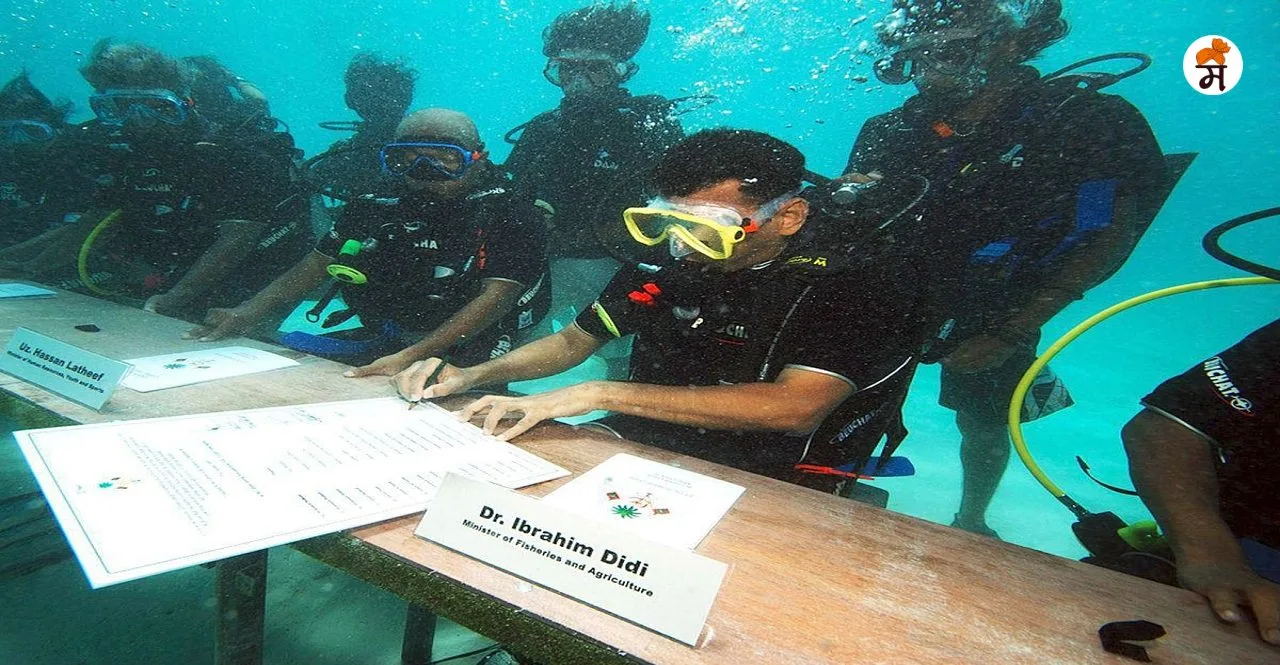Underwater Cabinet Meeting in the Maldives watch video