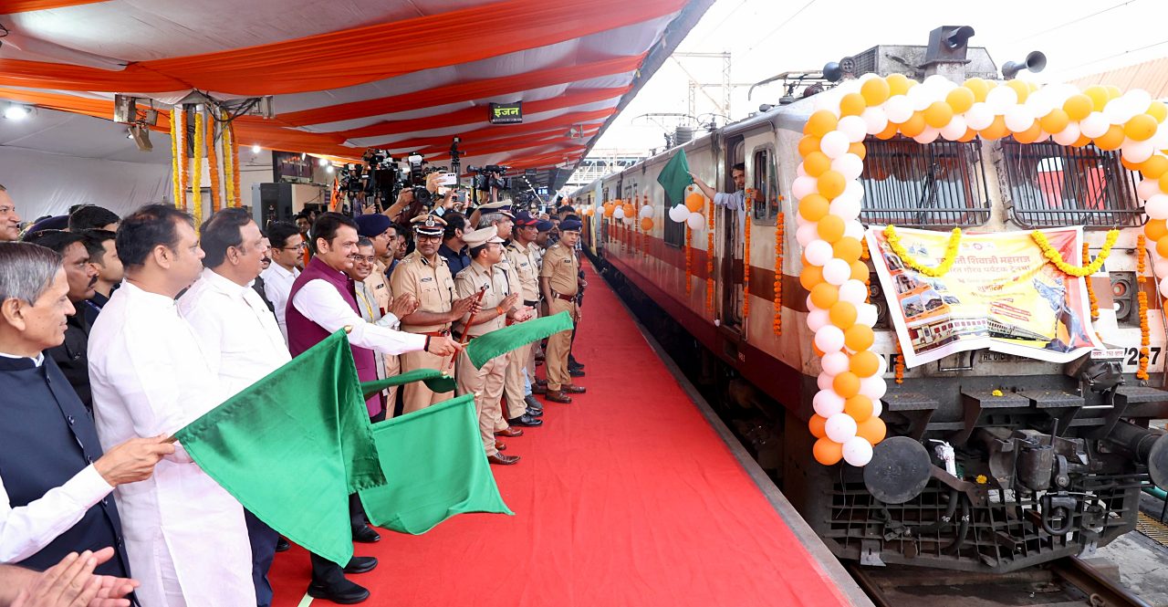CM Fadnavis flags off Chhatrapati Shivaji Maharaj Bharat Gaurav tourist train from Mumbai