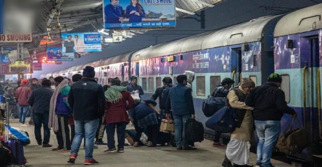 Mumbai Train Accident 10-12 people fell from the moving train