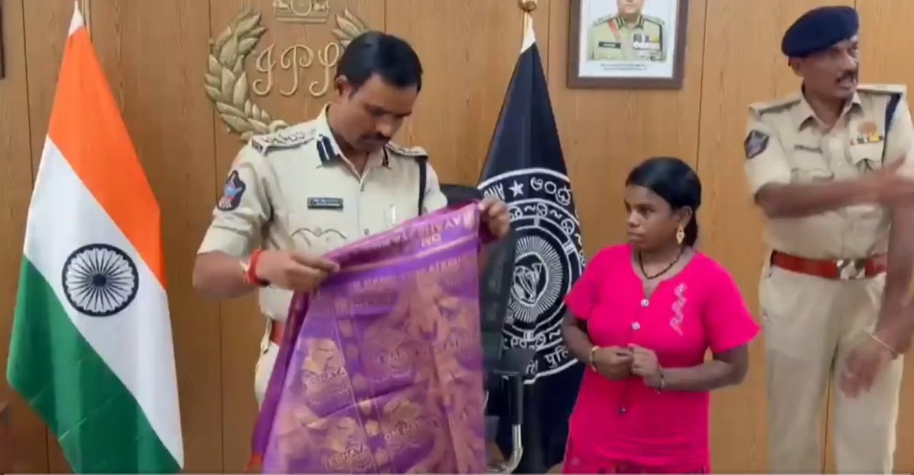 Tirupati Cashier Returns Gold Worth 40 Lakh